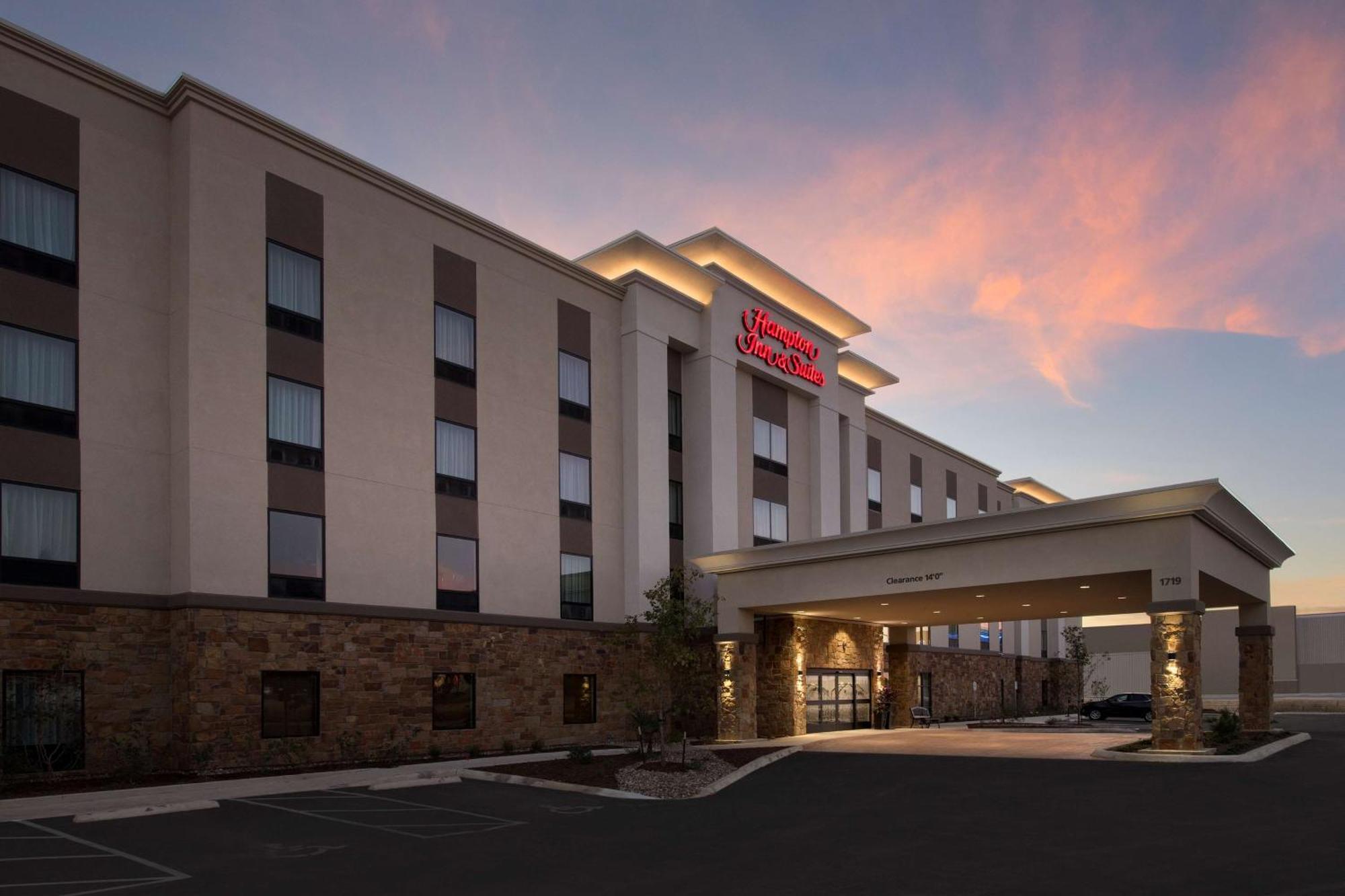 Hampton Inn & Suites San Antonio Lackland Afb Seaworld Exterior photo