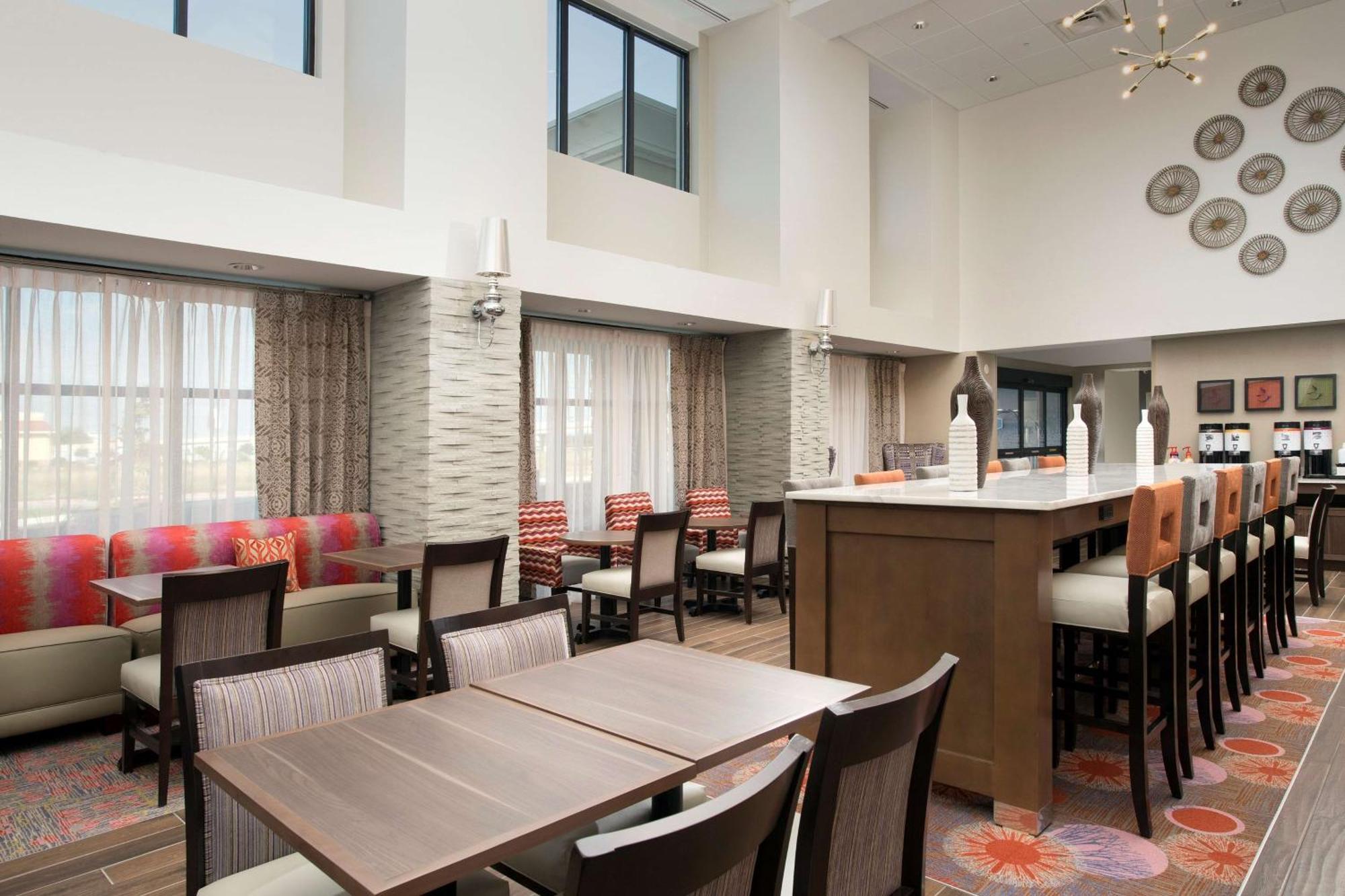 Hampton Inn & Suites San Antonio Lackland Afb Seaworld Exterior photo